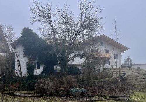 Werkstatt und Garagen links