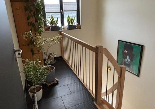 Treppenhaus mit Vollholztreppe