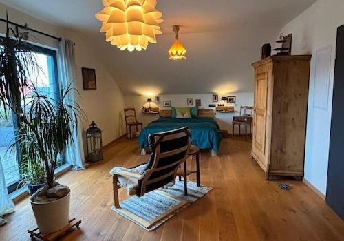 Schlafzimmer OG mit Zugang zum Balkon