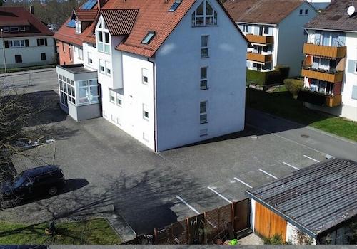 Ansicht Hotel mit Parkplatz