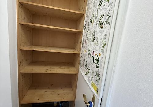 Vorratsraum mit Einbauregal