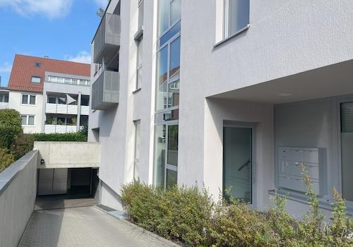 Garageeinfahrt und Haustür