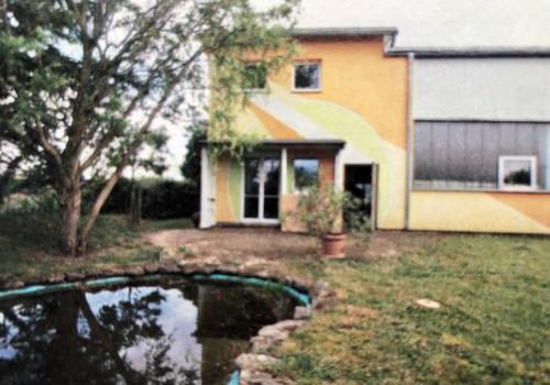 Garten/Teich und Nebeneingang 