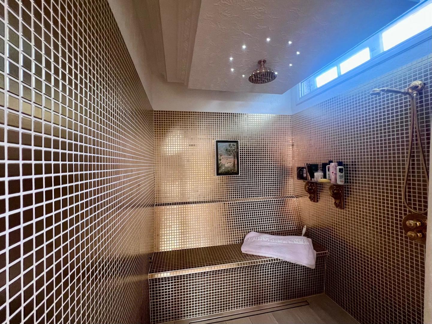 Dusche im Hauptbad