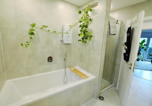 Bad mit Wanne und Dusche