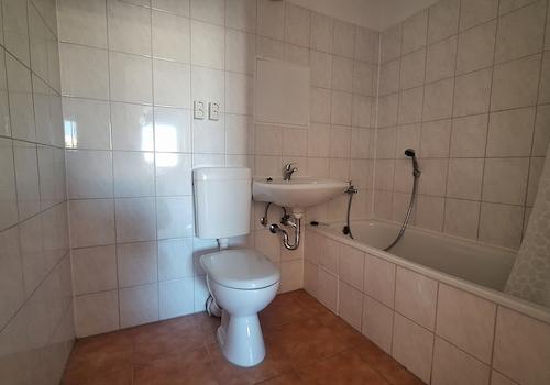 gefliestes Bad mit Wanne