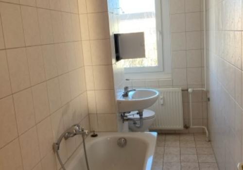 Bad mit Wanne und Fenster