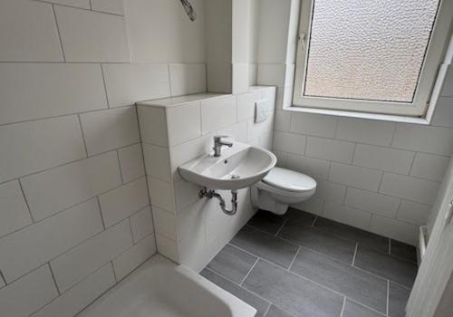 neues, modernes Duschbad