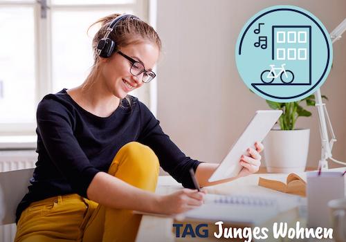 Junges_Wohnen_Studentin_am_Schreibtisch