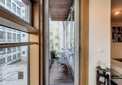 Blick Glaserker auf Balkon