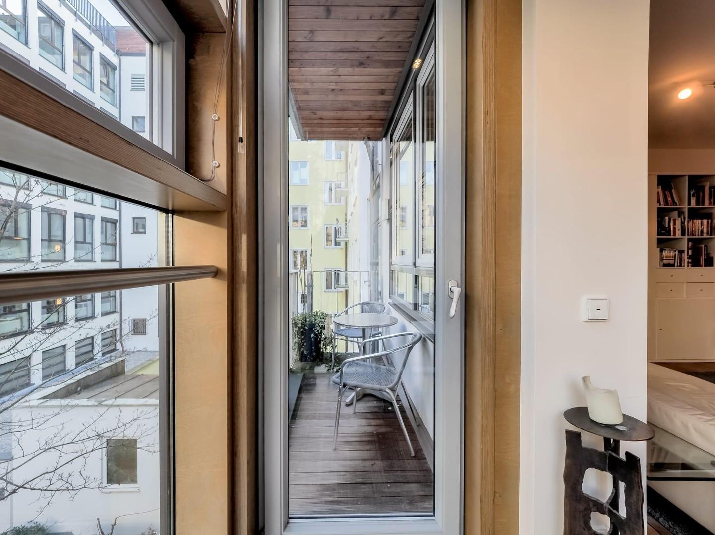 Blick Glaserker auf Balkon