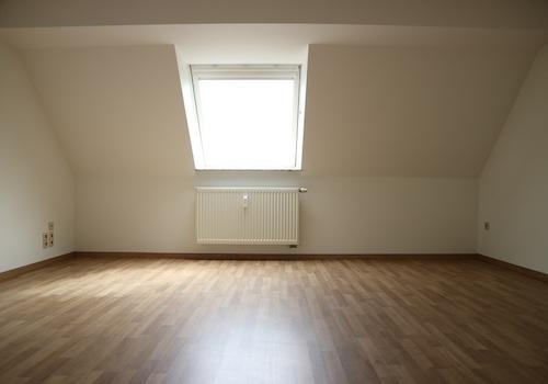 Zimmer mit Dachflächenfenster