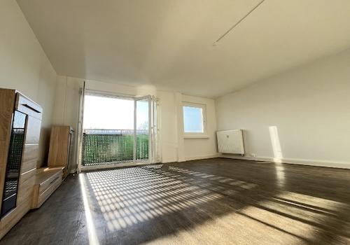 Wohnzimmer mit Blick zum Balkon