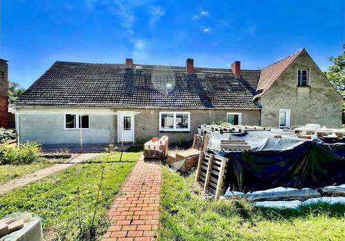 Haus hinten mit Baumaterial