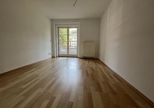 Beispiel Wohnzimmer Blick zum Balkonaustritt