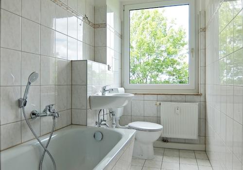 Bad mit Wanne und Fenster