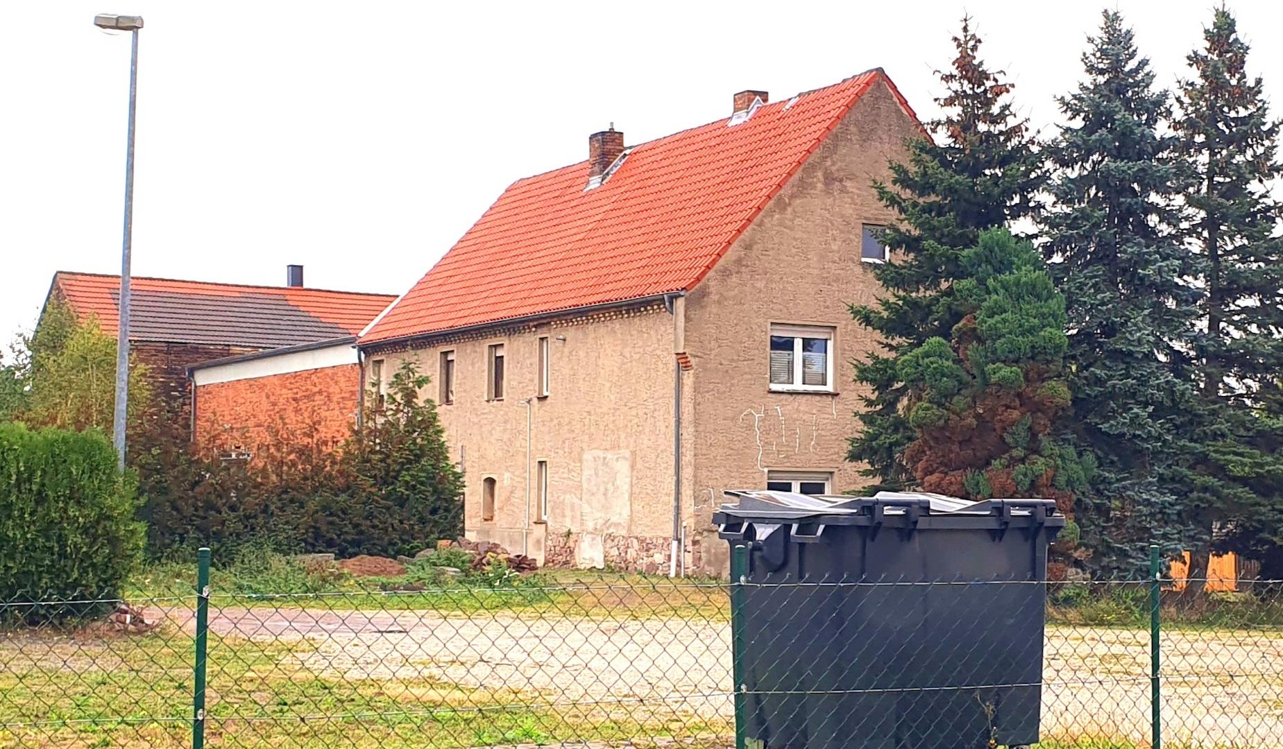 Wohngebäude und Lager 