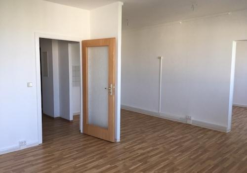 Wohnzimmer mit offener Küche