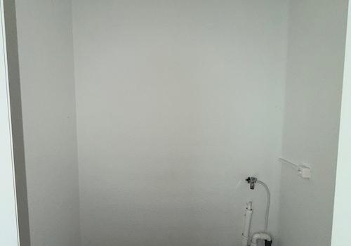 Abstellraum mit Waschmaschinenanschluss