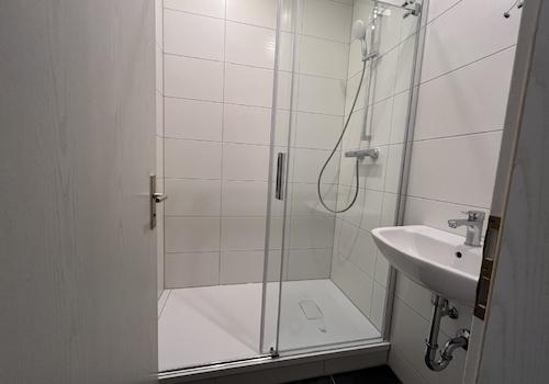 geräumige Dusche