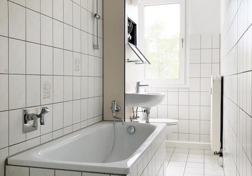 Bad mit Badewanne und Fenster