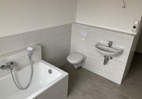 großes Bad mit Wanne und Dusche