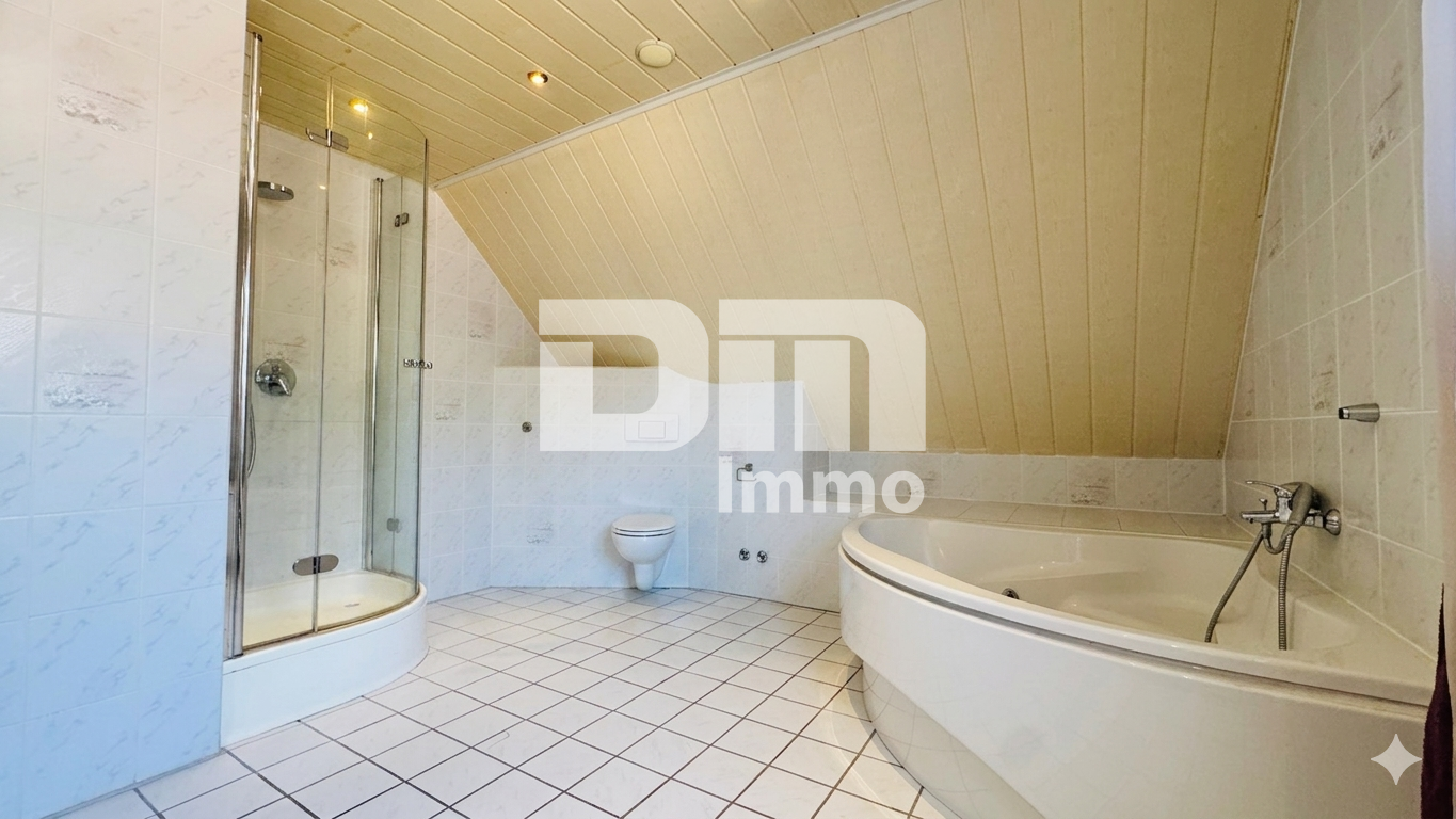 OG / DG Badezimmer Wanne / Dusche