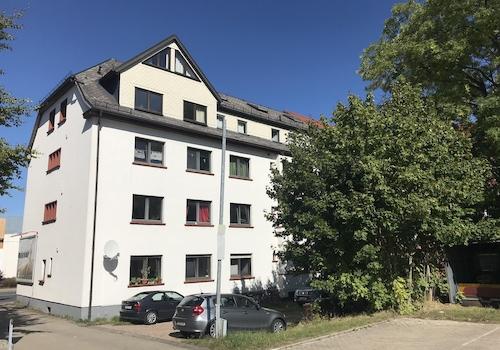 Rückseite mit Parkplätzen