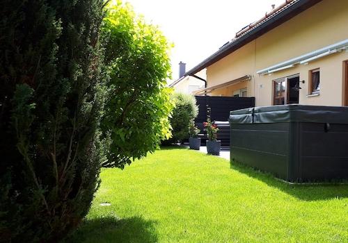 Terrasse hinter dem Haus