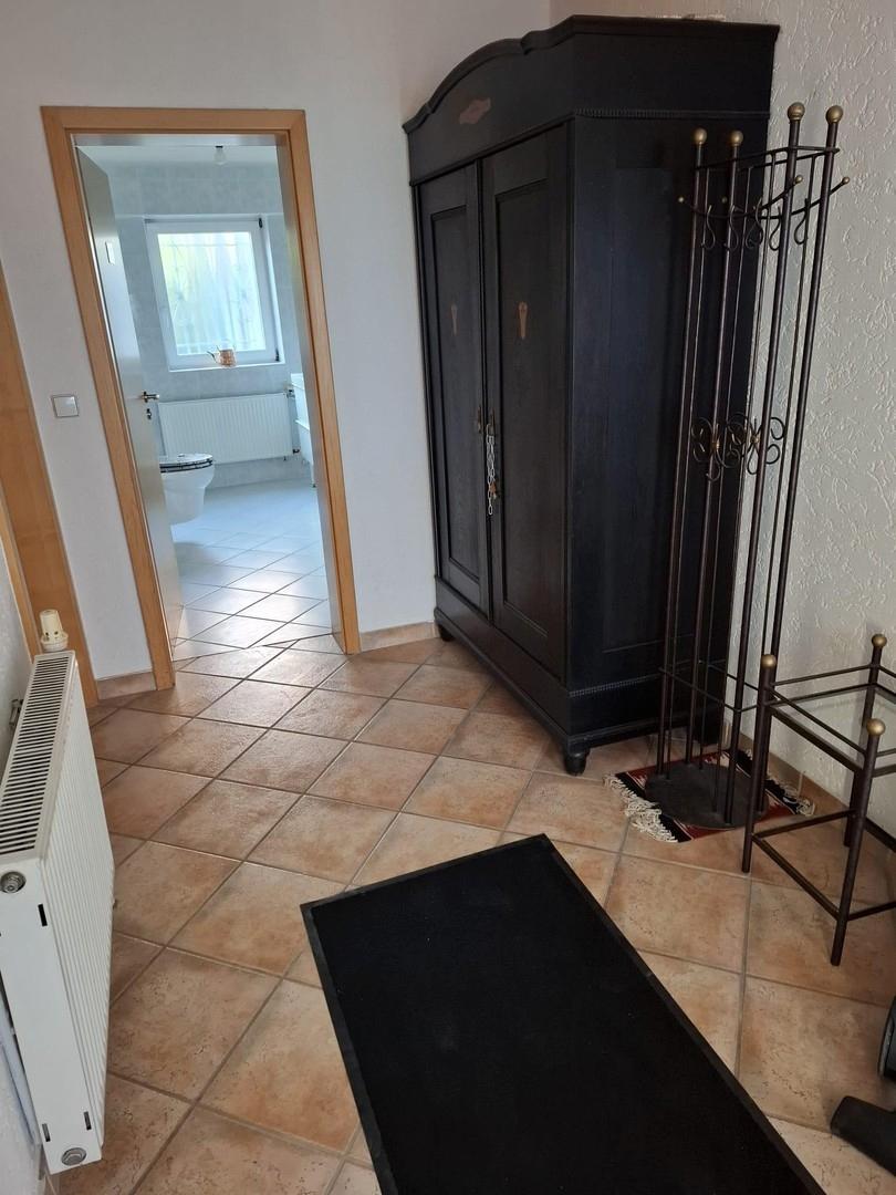 Hauseingangs-Flur mit EG-Bad