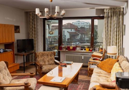 Wohnzimmer mit Balkon