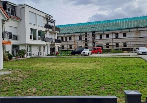 Nachbarbebauung und Neubau C