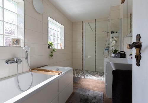 Walk-In Dusche und Badewanne 