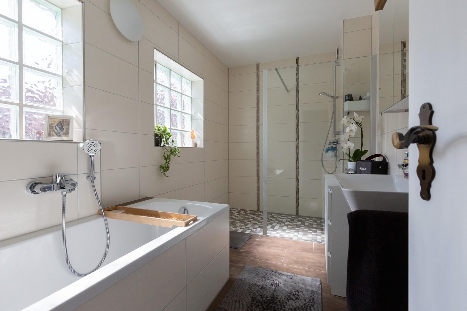 Walk-In Dusche und Badewanne 