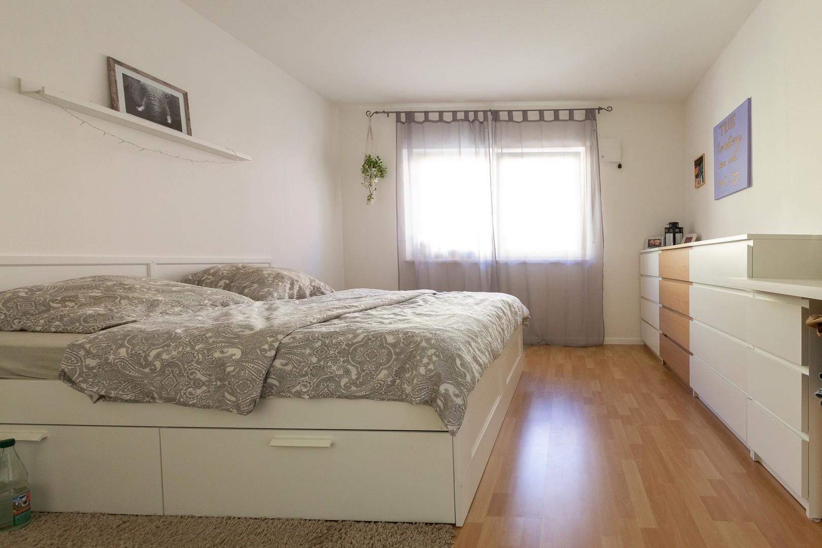 großzügiges Schlafzimmer