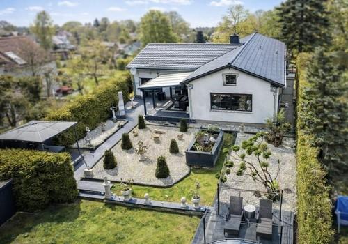 Haus mit parkähnlichem Garten