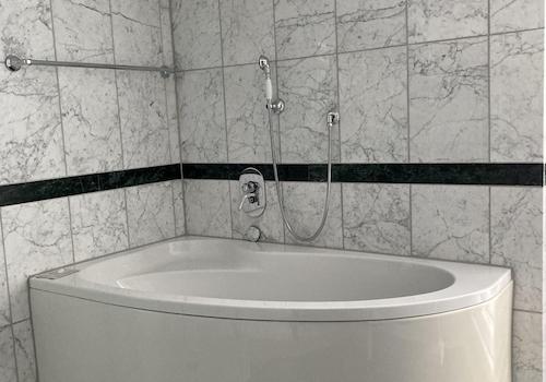 Bad mit Eckbadewanne