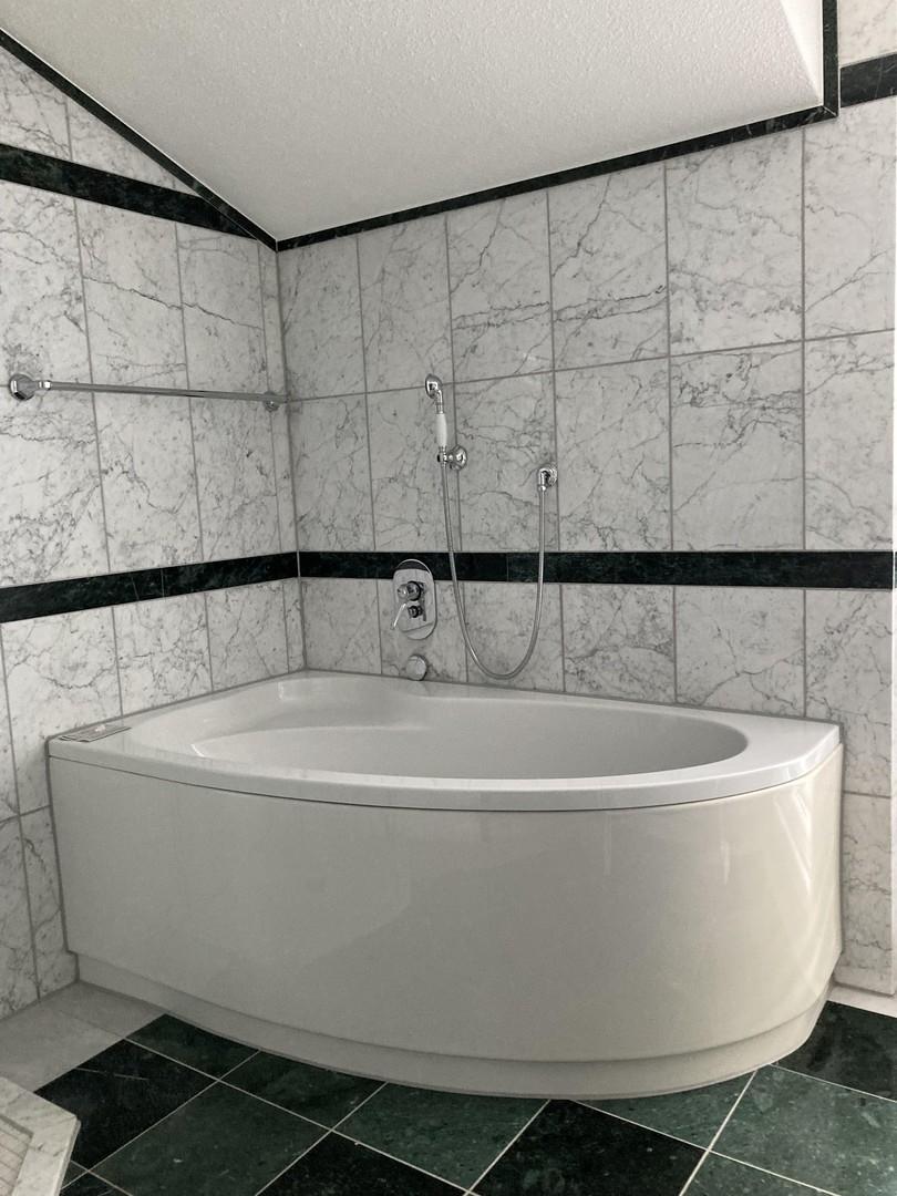 Bad mit Eckbadewanne
