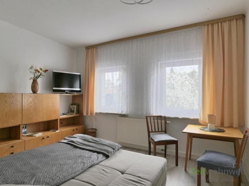 Blick zu TV und Tisch