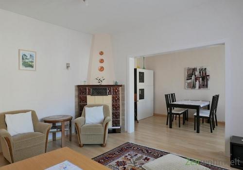 Sessel und Kachelofen