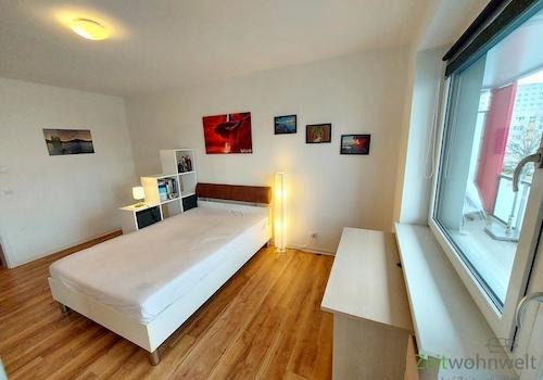 Blick zu Bett und Schreibtisch