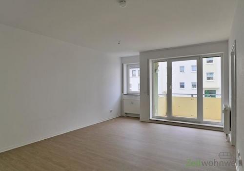 Wohnzimmer mit Balkon