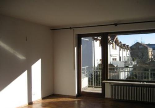 Bild 1 Wohnzimmer mit Balkon