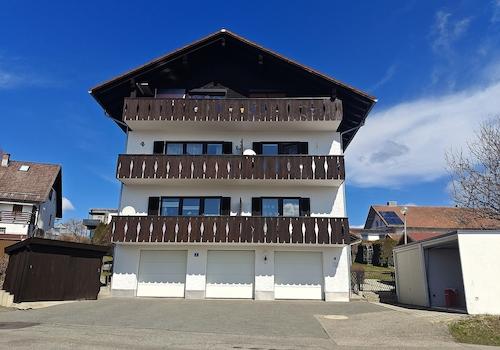 Frontansicht, Garage mittig