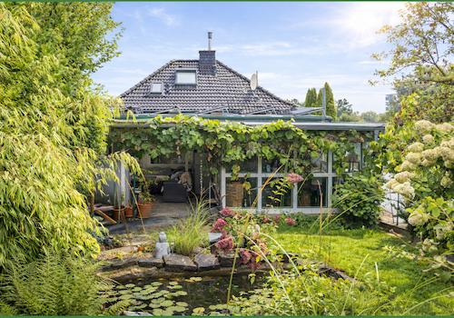 Blick vom Garten auf den Wintergarten