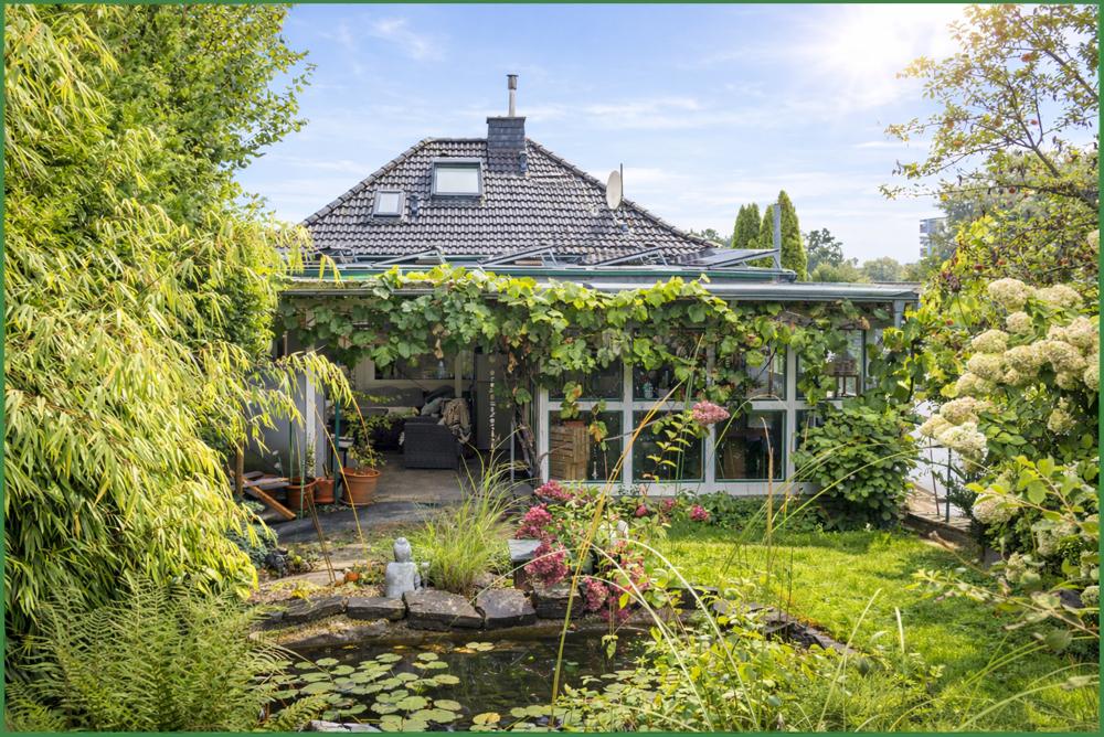 Blick vom Garten auf den Wintergarten