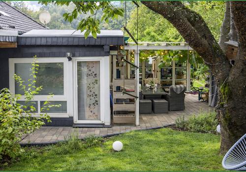 Blick von der Gästehütte auf´s Haus