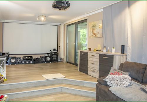 Wohnzimmer mit Blick auf den Eingang zum Wintergarten