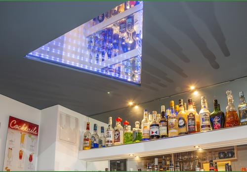 Endlosfenster mit Illumination in der Bar