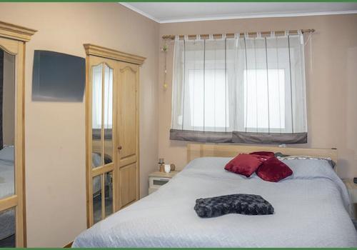 Schlafzimmer im Erdgeschoss mit begehbarem Kleiderschrank